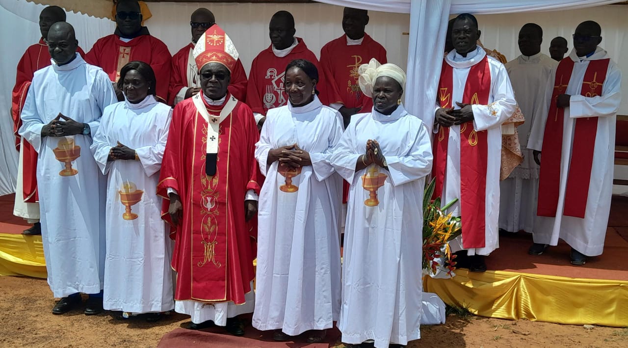 cote-divoire-guiberoua-400-fideles-recoivent-le-sacrement-de-confirmation-des-mains-de-monseigneur-jean-jacques-koffi-oi-koffi.jpg