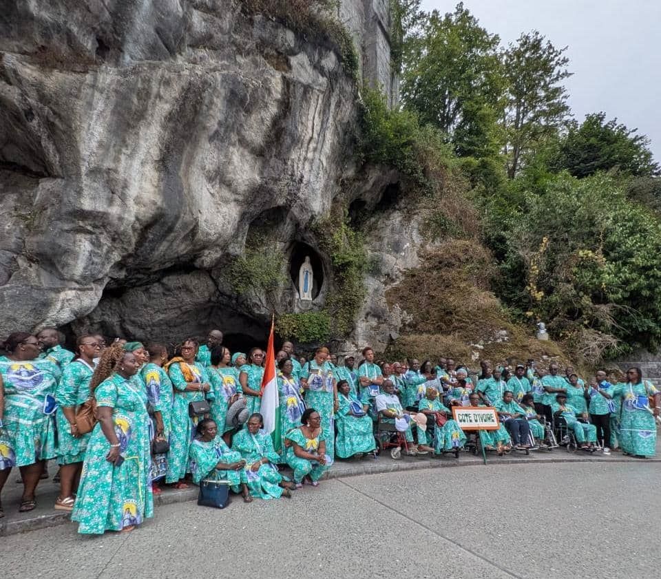 france-lourdes-fete-de-lassomption-les-pelerins-ivoiriens-prient-pour-la-paix-en-cote-divoire.jpg