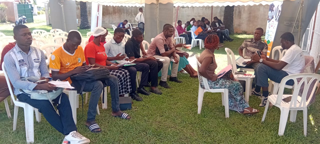 san-pedro-et-gbokle-insertion-professionnelle-les-jeunes-se-bousculent-a-la-foire-de-lemploi-et-du-recrutement.jpg