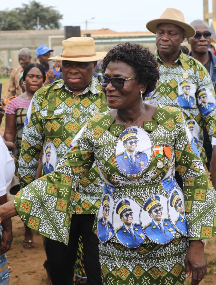 tabou-les-populations-honorent-lex-prefet-kouame-kalidja-pour-sa-bonne-gouvernance.jpg