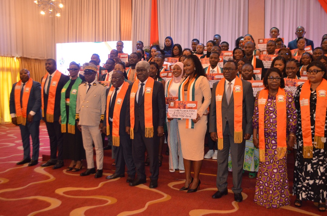 Côte d’Ivoire : 60 lauréats reçoivent un financement de 300 millions de FCFA du district d’Abidjan