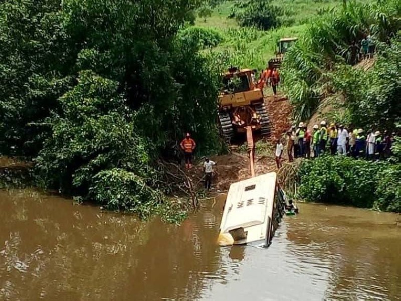 Drame à Touba : Un car plein de passagers plonge dans le fleuve Bagbé et fait 24 morts, 36 blessés