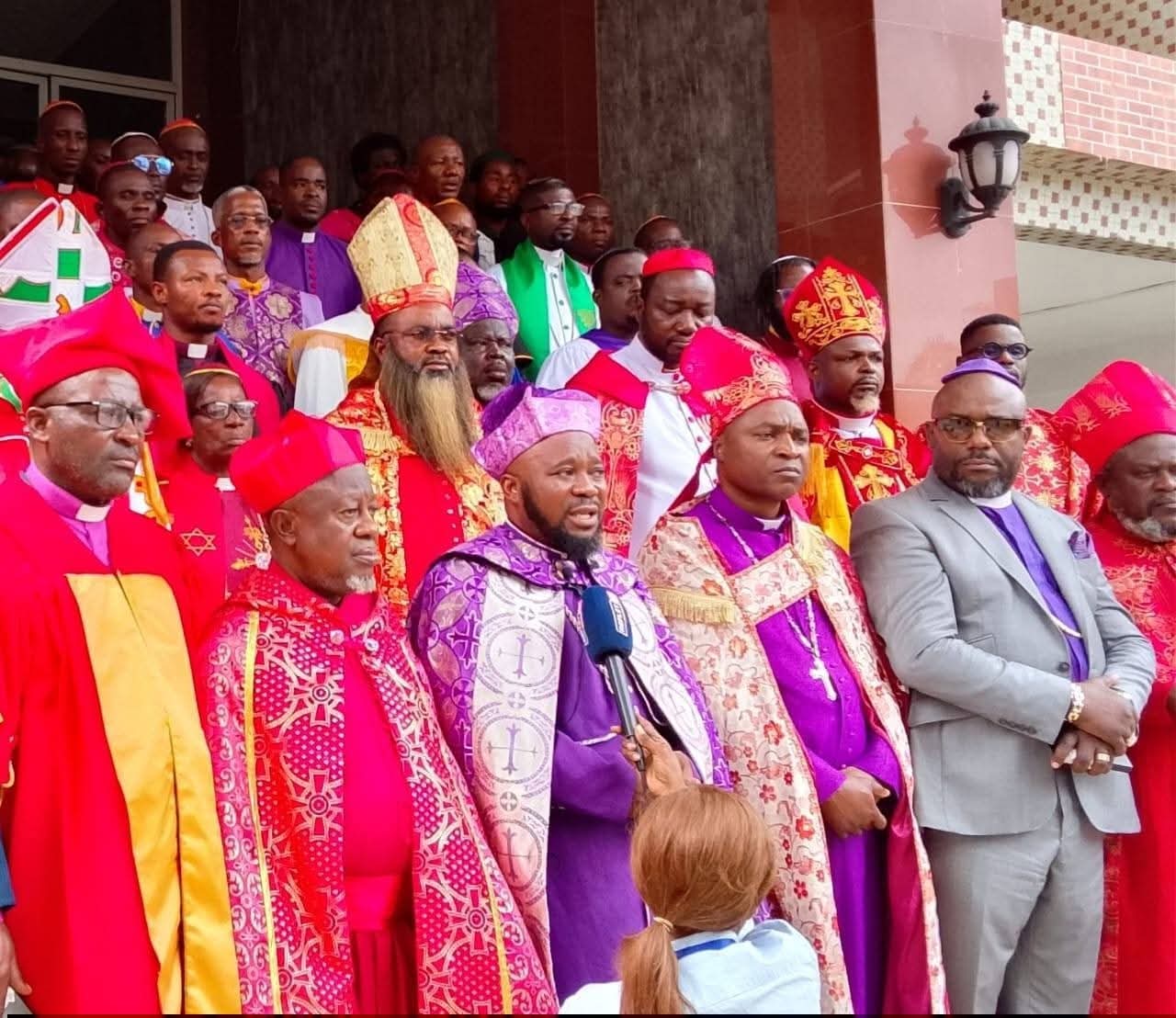 Côte d’Ivoire / Habits sacerdotaux : la confusion grandissante dans le rang des prêtres et pasteurs